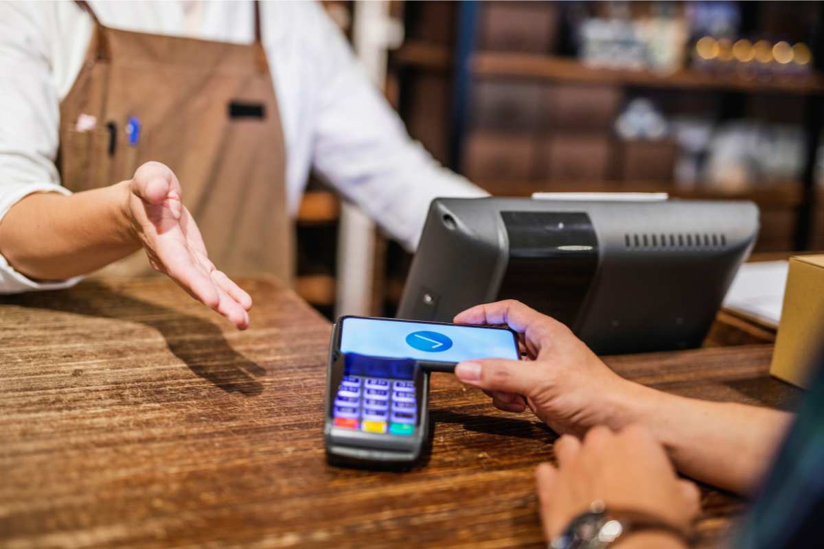 barista accepting apple pay at payment terminal